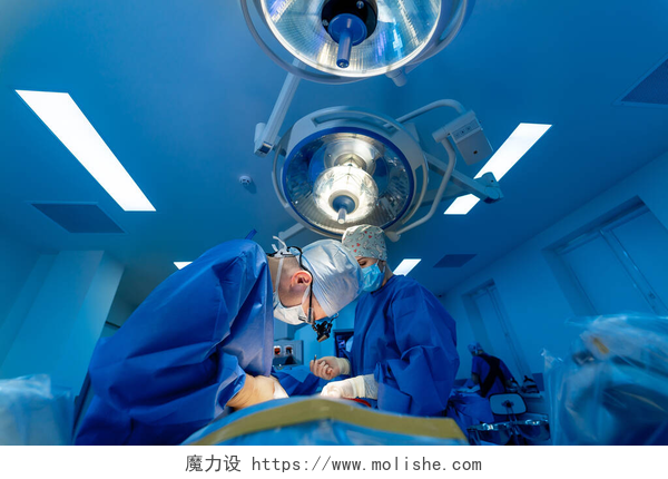 手术室正在做手术的医生医院手术室,配备机器人技术设备,机械臂外科医生,在未来手术室.微创外科创新，医用机器人内窥镜手术